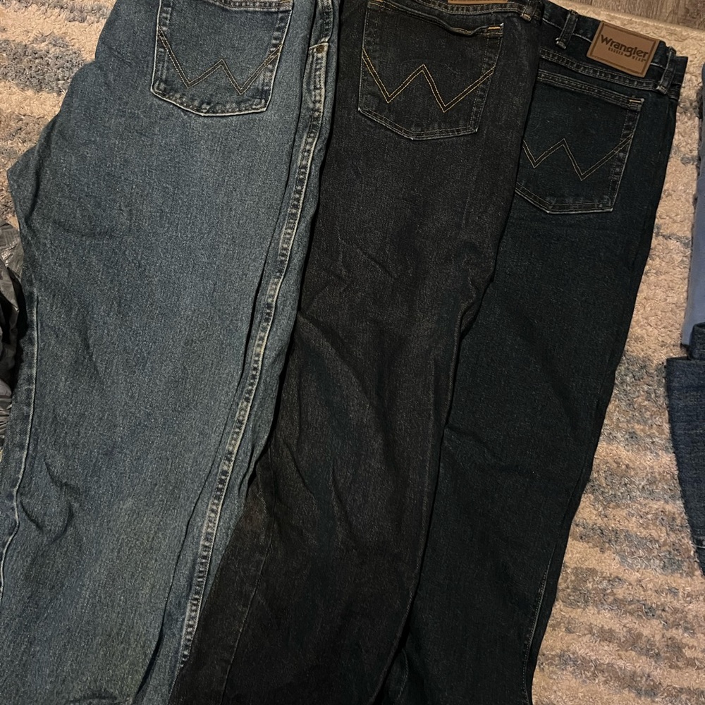 3 pair of Wrangler Men's Classic light and Dark Blue Jeans size 40x30